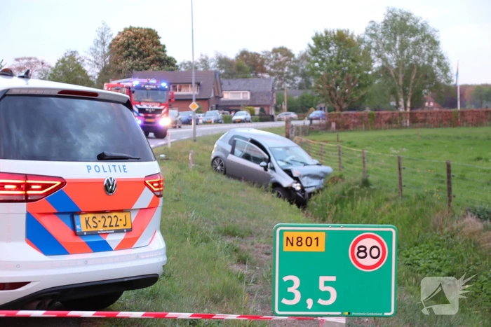 Auto's belanden in greppel na botsing