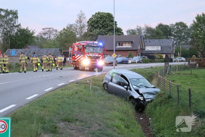 Auto's belanden in greppel na botsing