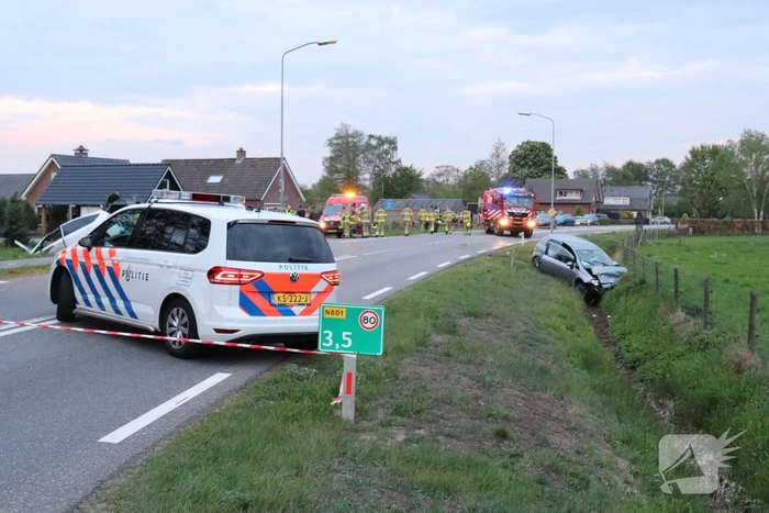 Auto's belanden in greppel na botsing