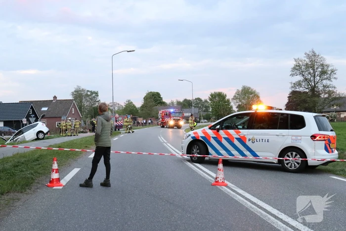 Auto's belanden in greppel na botsing