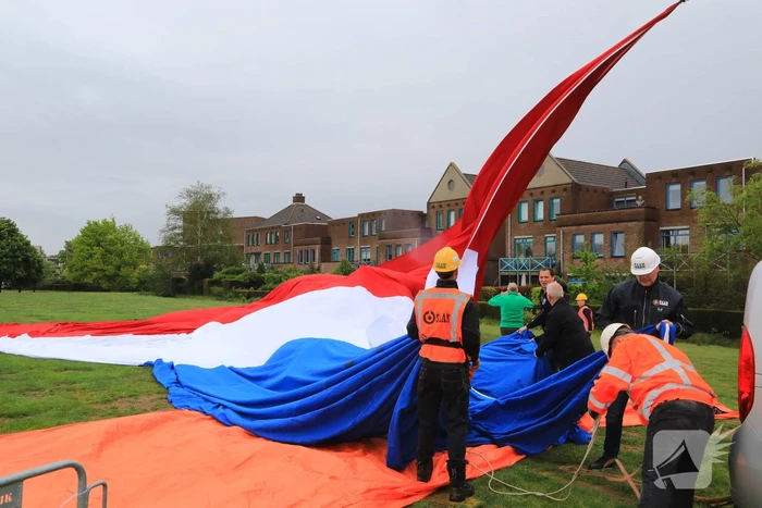 Grootste vlag van Nederland gehesen