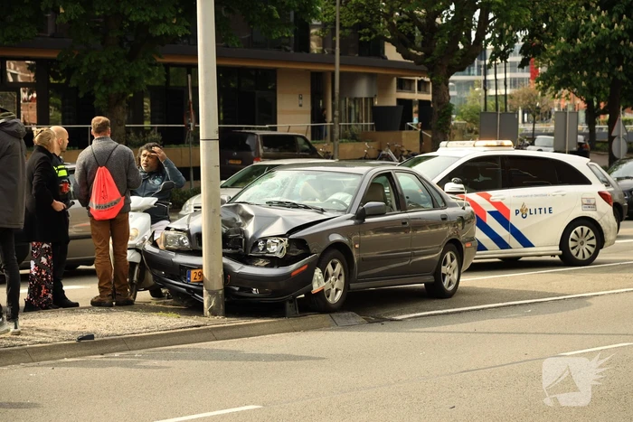 Auto knalt tegen lantaarnpaal