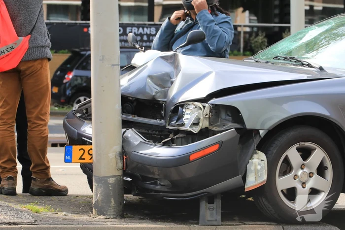 Auto knalt tegen lantaarnpaal
