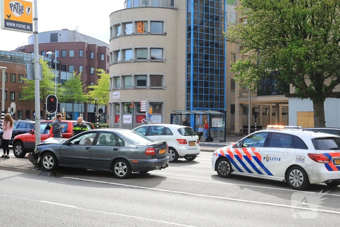 Auto knalt tegen lantaarnpaal