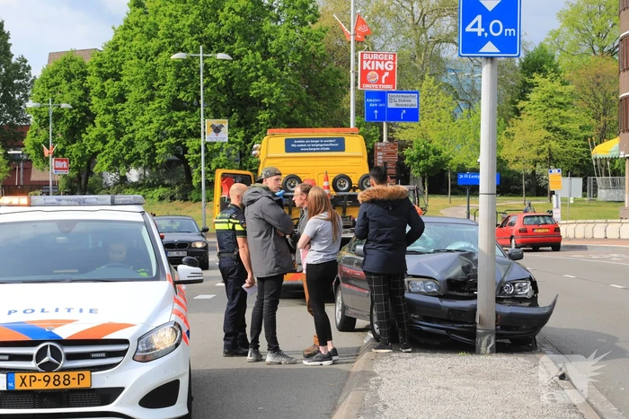 Auto knalt tegen lantaarnpaal