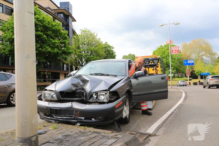 Auto knalt tegen lantaarnpaal