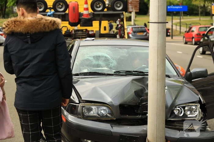 Auto knalt tegen lantaarnpaal