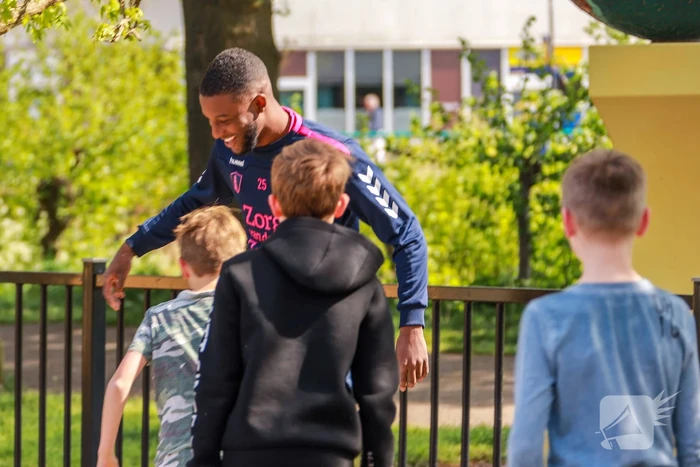 FC Utrecht spelers voetballen met BSO-kids voor WKZ