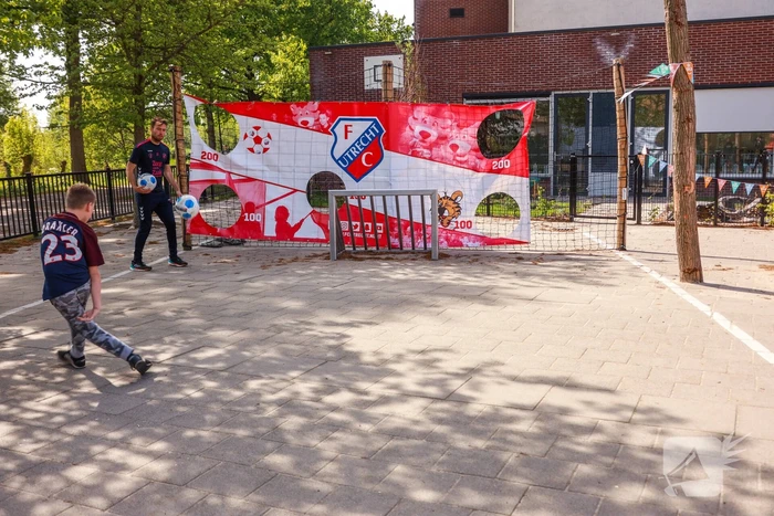 FC Utrecht spelers voetballen met BSO-kids voor WKZ