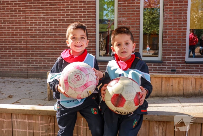 FC Utrecht spelers voetballen met BSO-kids voor WKZ