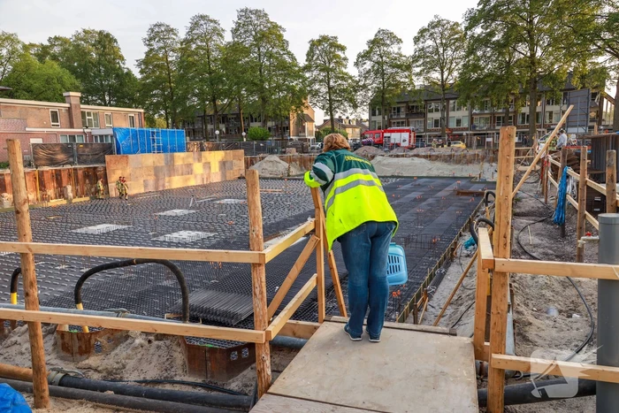Zoekactie naar gevallen eendjes op bouwplaats