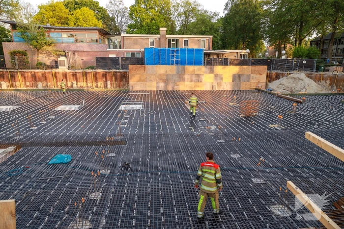 Zoekactie naar gevallen eendjes op bouwplaats