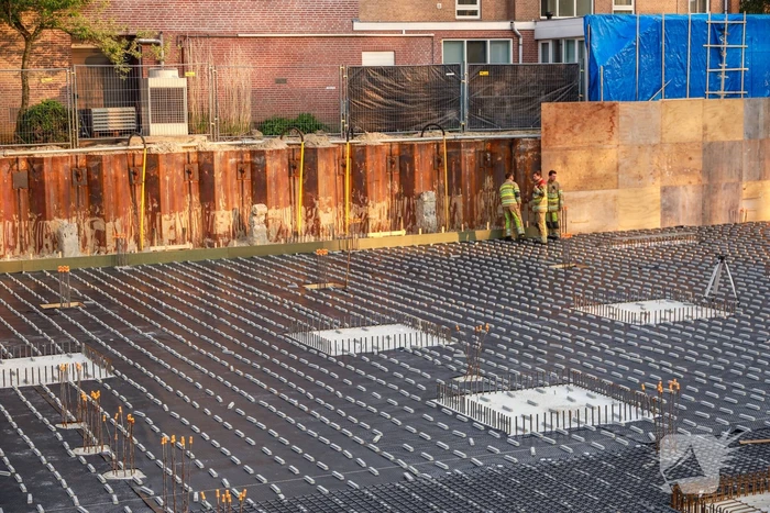 Zoekactie naar gevallen eendjes op bouwplaats