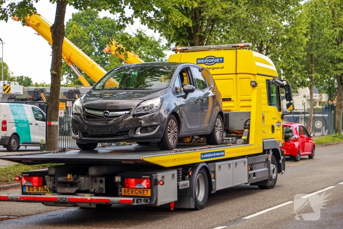 Twee auto's botsen op kruising