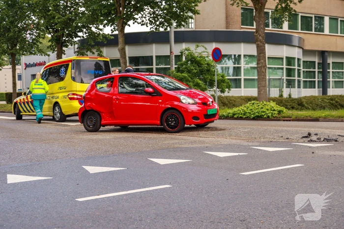 Twee auto's botsen op kruising