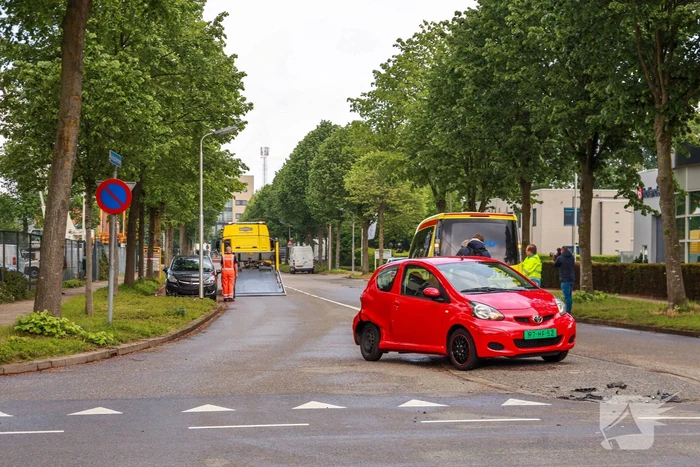Twee auto's botsen op kruising