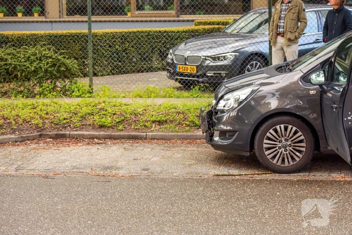 Twee auto's botsen op kruising