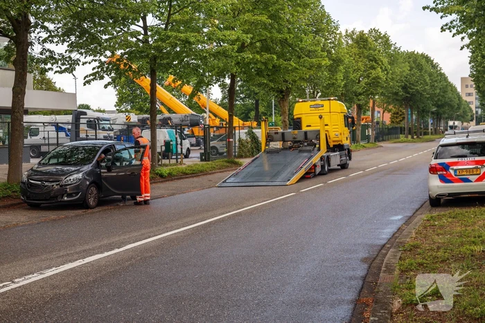 Twee auto's botsen op kruising