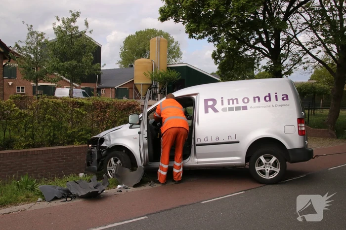 Bestelwagen belandt in de sloot bij aanrijding
