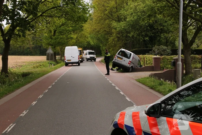 Bestelwagen belandt in de sloot bij aanrijding
