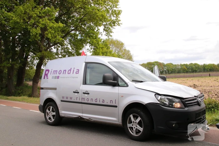 Bestelwagen belandt in de sloot bij aanrijding