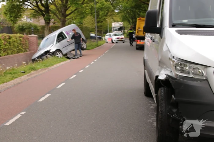 Bestelwagen belandt in de sloot bij aanrijding