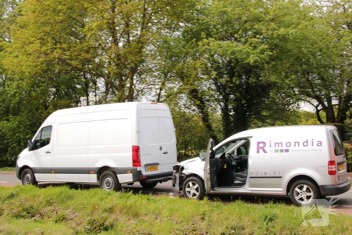 Bestelwagen belandt in de sloot bij aanrijding