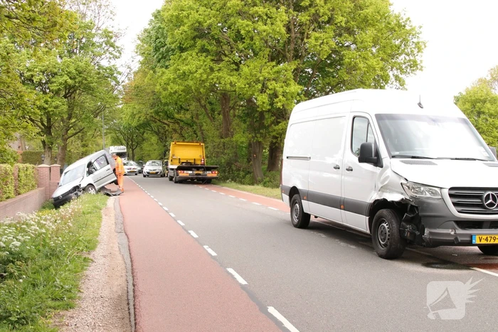 Bestelwagen belandt in de sloot bij aanrijding