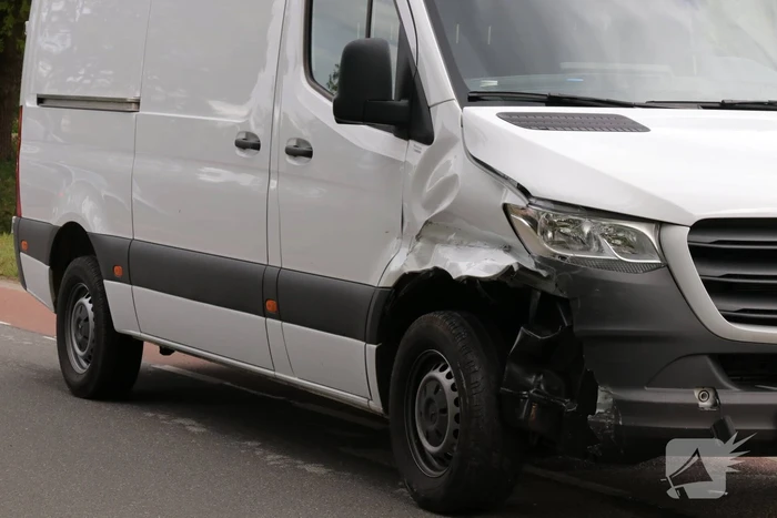 Bestelwagen belandt in de sloot bij aanrijding