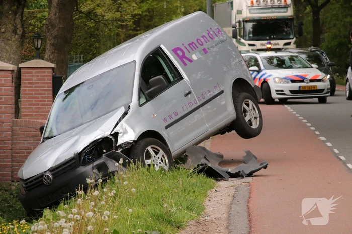 Bestelwagen belandt in de sloot bij aanrijding