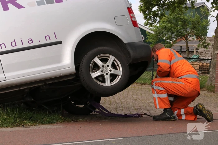 Bestelwagen belandt in de sloot bij aanrijding