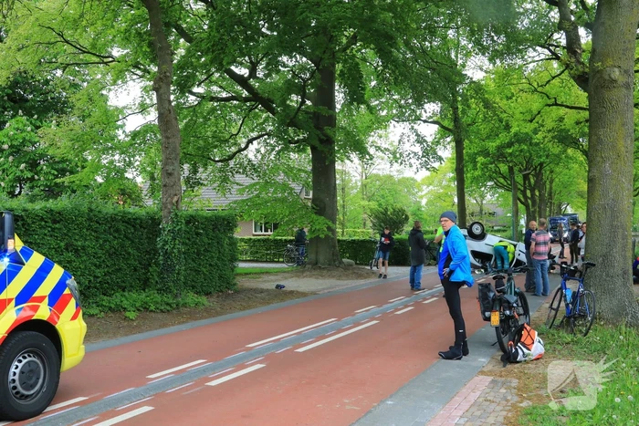 Auto slaat over de kop