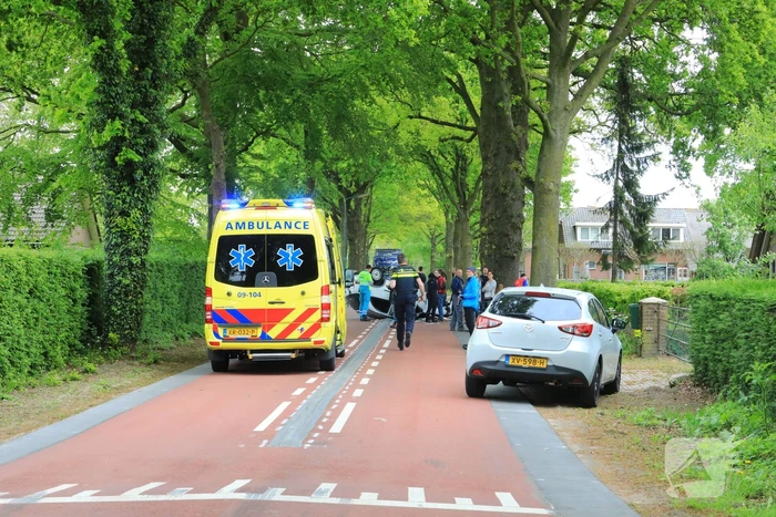 Auto slaat over de kop