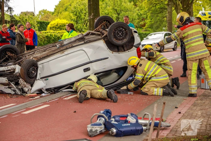 Auto slaat over de kop