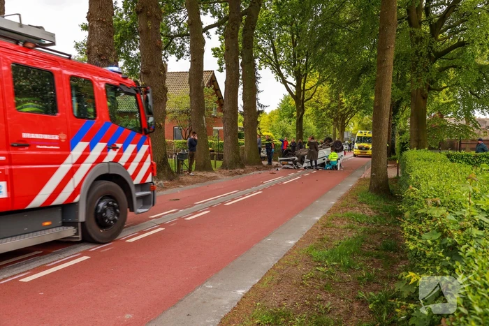 Auto slaat over de kop