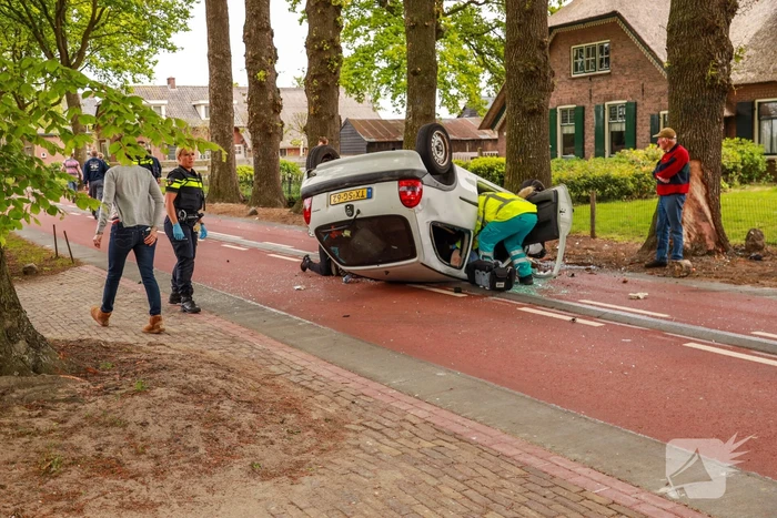 Auto slaat over de kop