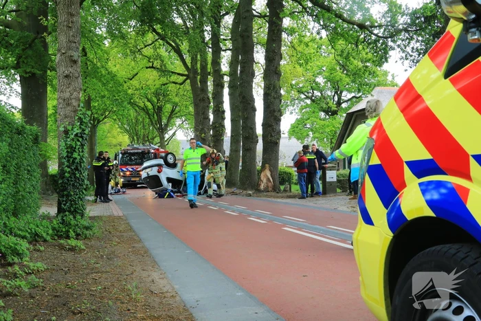 Auto slaat over de kop