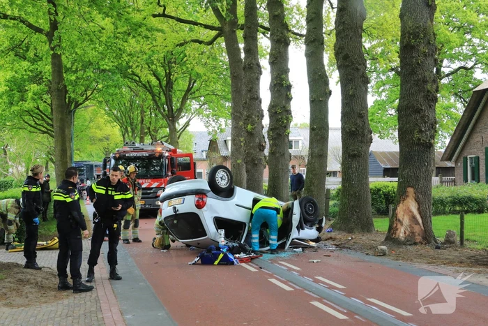 Auto slaat over de kop