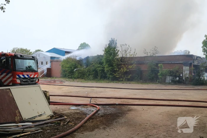 Grote brand verwoest loods in woonwijk