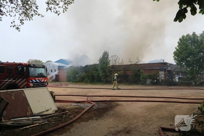 Grote brand verwoest loods in woonwijk