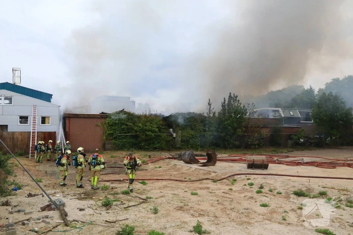 Grote brand verwoest loods in woonwijk