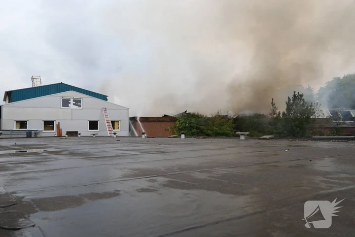 Grote brand verwoest loods in woonwijk