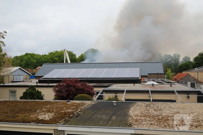 Grote brand verwoest loods in woonwijk