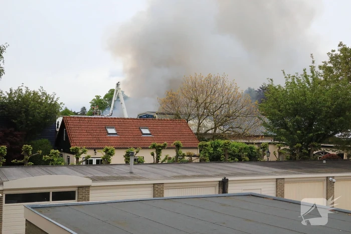 Grote brand verwoest loods in woonwijk