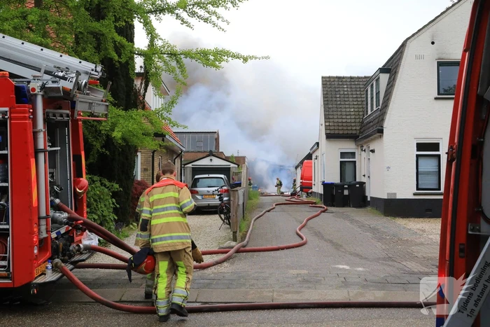 Grote brand verwoest loods in woonwijk