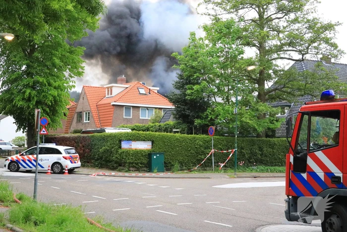 Grote brand verwoest loods in woonwijk