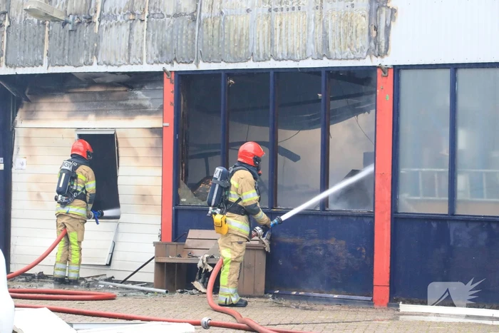 Grote brand verwoest loods in woonwijk