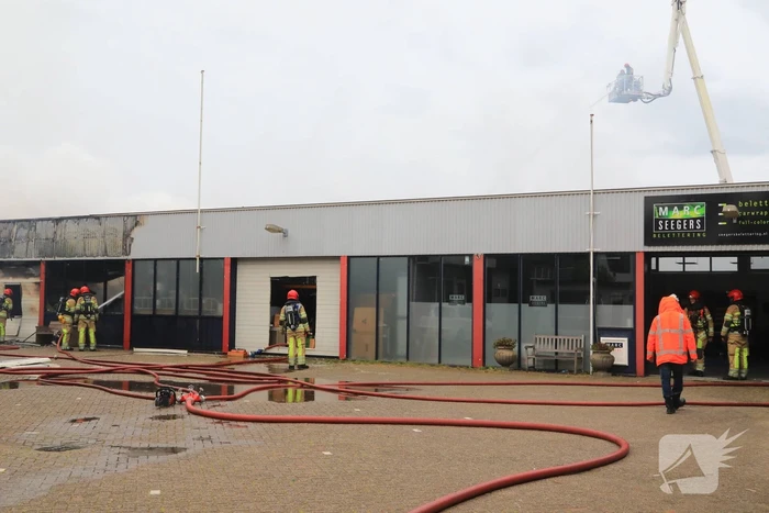 Grote brand verwoest loods in woonwijk
