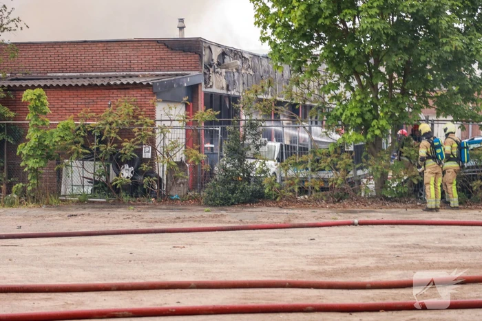 Grote brand verwoest loods in woonwijk