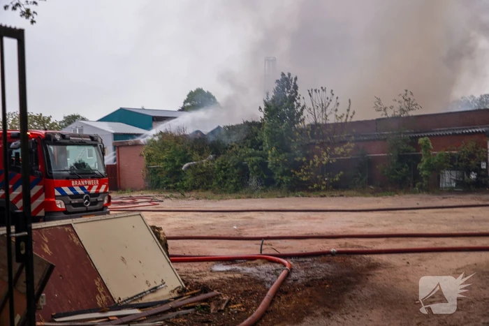 Grote brand verwoest loods in woonwijk